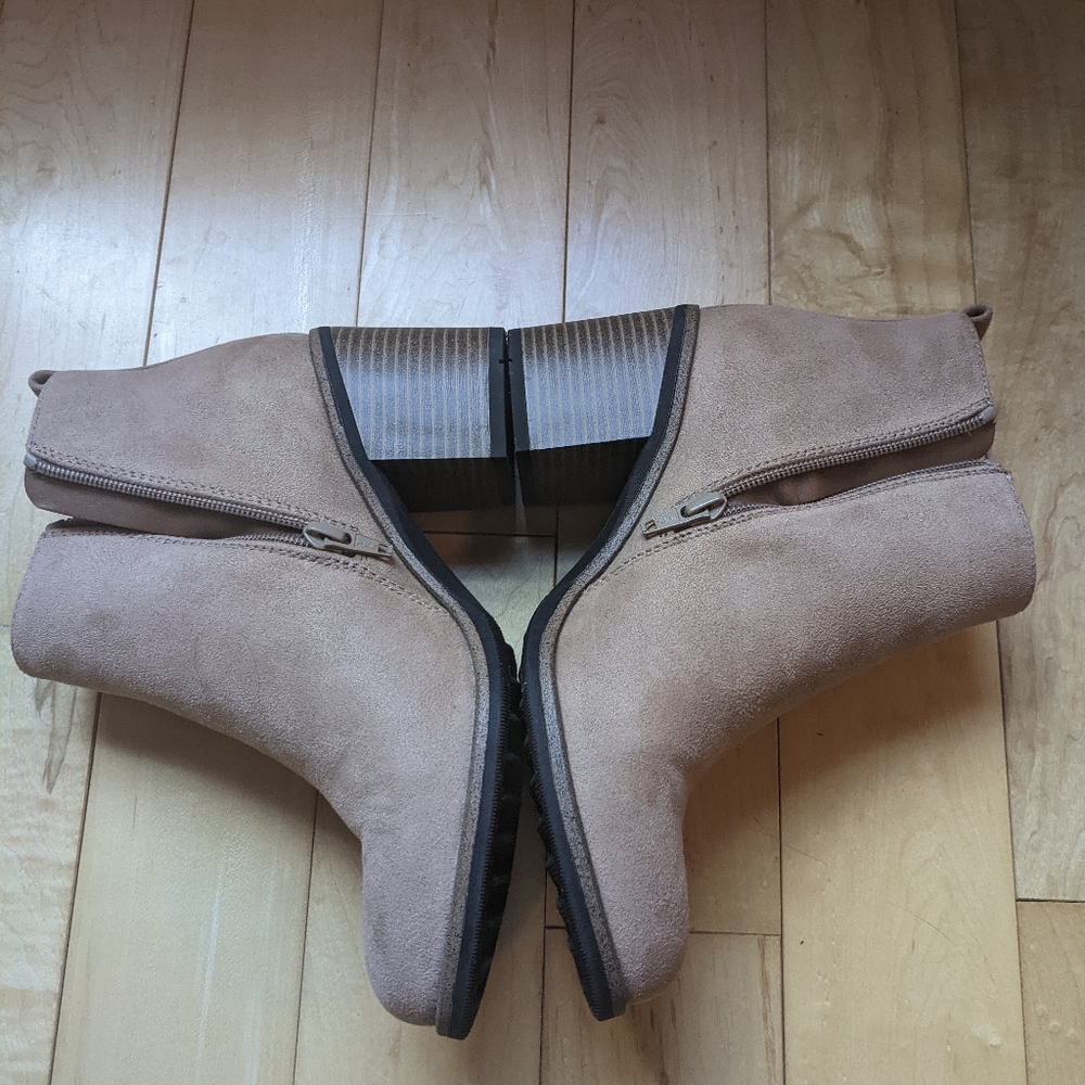 White Mountain Chelsea Boots